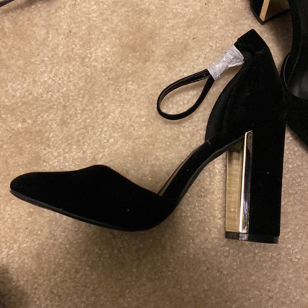 Lulu’s black closed toe shoes